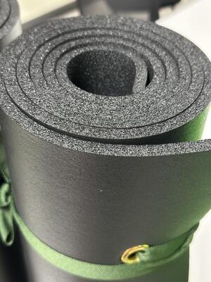 पोर्टेबल वाटरप्रूफ कैंपिंग गद्दा पैडेड आरामदायक एयर पैड एडजस्टेबल स्ट्रैप्स से सुसज्जित आउटडोर हाइकिंग बैकपैकिंग ट्रिप के लिए उपयुक्त