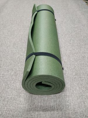 सैन्य शैली छलावरण फोम कारेमैट स्लीपिंग पैड वाटरप्रूफ पोर्टेबल स्ट्रैप्स के साथ कैंपिंग हाइकिंग और बैकपैकिंग के लिए