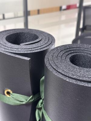 पोर्टेबल वाटरप्रूफ कैंपिंग गद्दा पैडेड आरामदायक एयर पैड एडजस्टेबल स्ट्रैप्स से सुसज्जित आउटडोर हाइकिंग बैकपैकिंग ट्रिप के लिए उपयुक्त