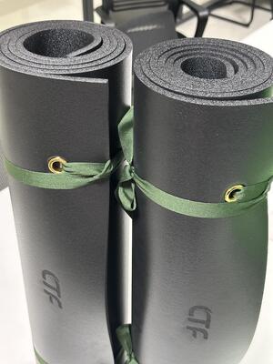 पोर्टेबल वाटरप्रूफ कैंपिंग गद्दा पैडेड आरामदायक एयर पैड एडजस्टेबल स्ट्रैप्स से सुसज्जित आउटडोर हाइकिंग बैकपैकिंग ट्रिप के लिए उपयुक्त