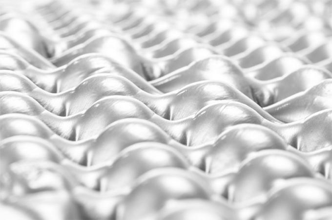 थोक डबल फोल्डिंग स्लीप मैट सफेद एल्यूमीनियम फिल्म बंद सेल IXPE XPE फोम स्लीपिंग पैड 2 व्यक्ति के लिए जलरोधक शिविर के लिए 2